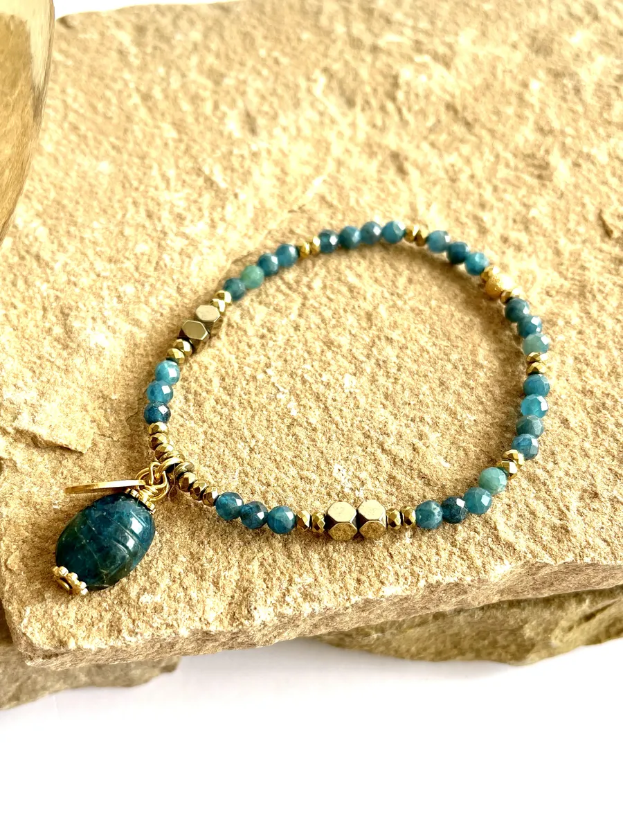 bracelet-totem-scarabée-apatite-pierres-fines-paulettequincaillerie-bijoux-créateur_22 bracelet totem scarabée apatite est un bracelet fin en apatite avec des breloques et un scarabée sculpté en apatite