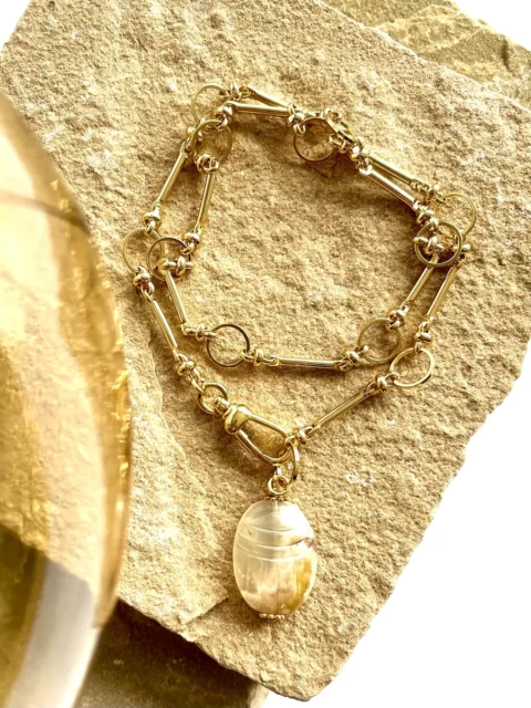 L'agate fleur de cerisier ou agate Sakura apporte douceur, sagesse et sécurité. Elle aide à lacher prise émotionnellement pour retrouver calme et sérénité. Elle favorise la croissance personnelle et permet d'aller de l'avant. Elle aide à l'introspection, aide au pardon et à la compassion. Elle permet de remonter la pente après les moments difficiles et les traumas.  Elle aidera à retrouver la paix intérieure. Elle soulage l'anxiété et favorise la joie .