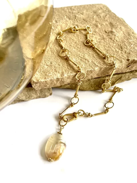collier mamounia scarabée agate fleur de cerisier est un collier en maille vintage et fermoir mousqueton avec un pendentif en scarabée agate fleur de cerisier Sakura nude