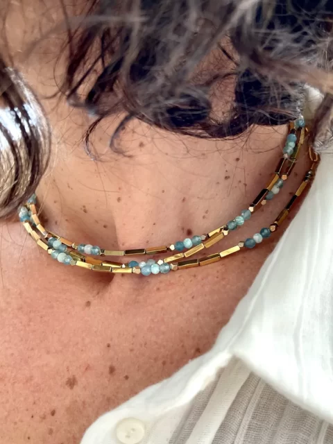 collier colibri apatite est un ras de cou très fin en perles or et apatite ultra chic et sobre