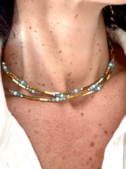 collier colibri apatite est un ras de cou très fin en perles or et apatite ultra chic et sobre