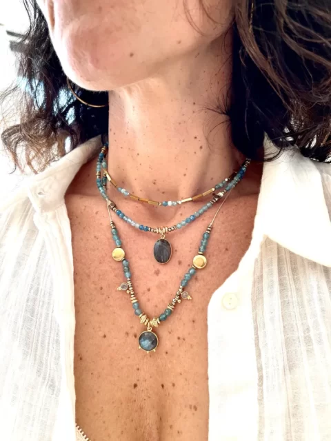 collier khepri apatite et labradorite est un ras de cou tout en apatite avec un médaillon serti en labradorite sculpté en scarabée