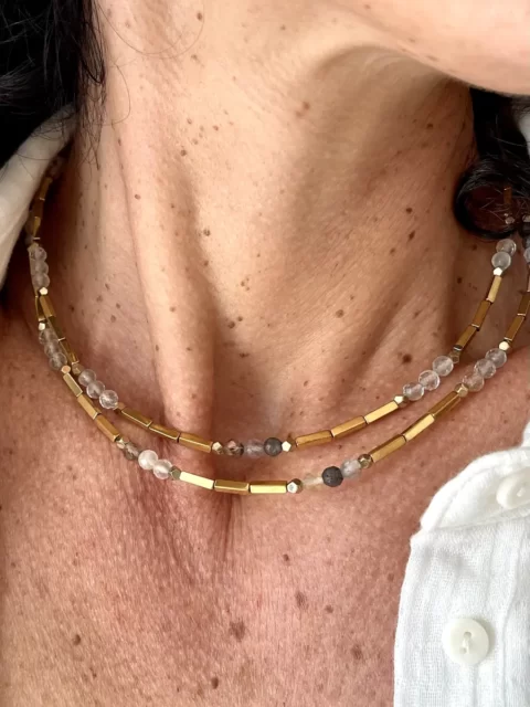 collier colibri pierre de soleil est un ras de cou très fin en pierre de soleil et perles longues or