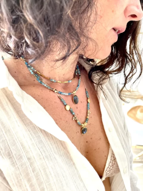 collier khepri apatite et labradorite est un ras de cou tout en apatite avec un médaillon serti en labradorite sculpté en scarabée
