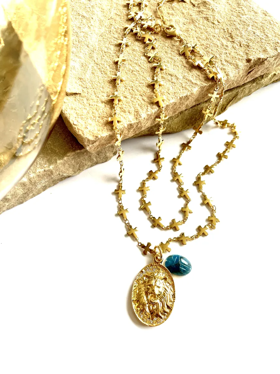 collier-double-aphrodite-scarabée-pierres-fines-paulettequincaillerie-bijoux-créateur collier double Aphrodite scarabée est un collier double avec une chaine en croix et une grosse médaille tête de lion et un scarabée en pierre sculptée
