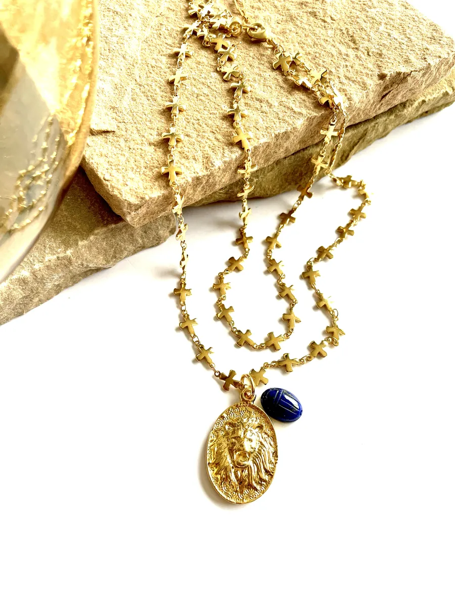 collier-double-aphrodite-scarabée-pierres-fines-paulettequincaillerie-bijoux-créateur_1 collier double Aphrodite scarabée est un collier double avec une chaine en croix et une grosse médaille tête de lion et un scarabée en pierre sculptée