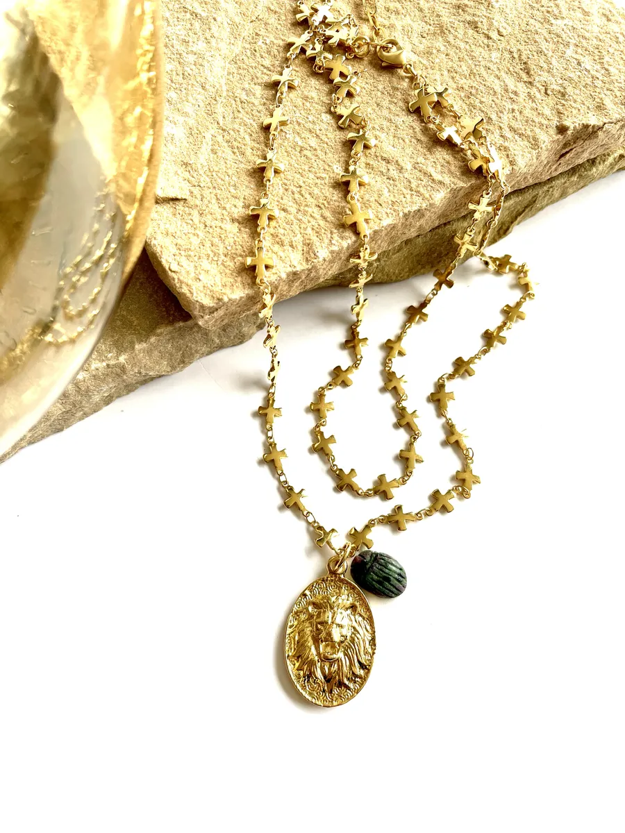 collier-double-aphrodite-scarabée-pierres-fines-paulettequincaillerie-bijoux-créateur_2 collier double Aphrodite scarabée est un collier double avec une chaine en croix et une grosse médaille tête de lion et un scarabée en pierre sculptée