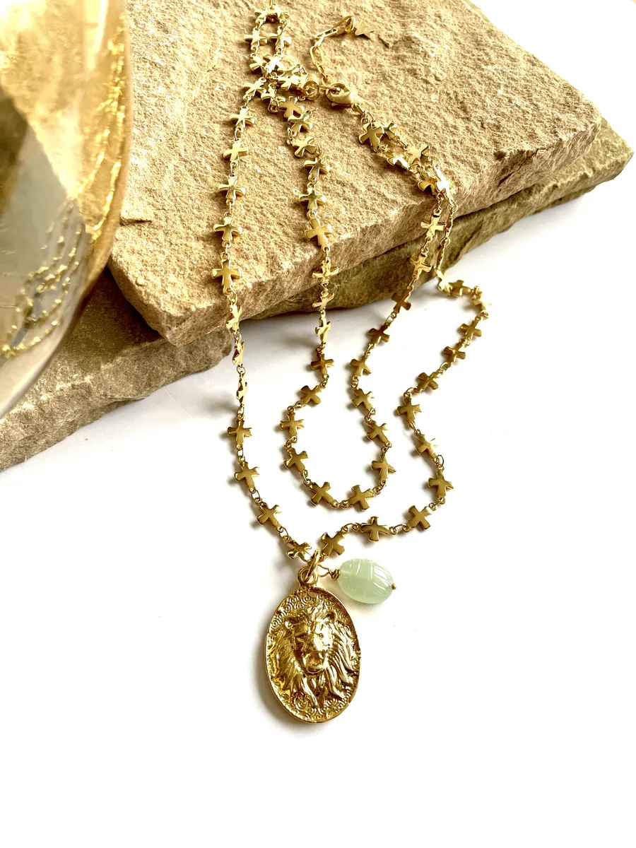 collier-double-aphrodite-scarabée-pierres-fines-paulettequincaillerie-bijoux-créateur_3 collier double Aphrodite scarabée est un collier double avec une chaine en croix et une grosse médaille tête de lion et un scarabée en pierre sculptée