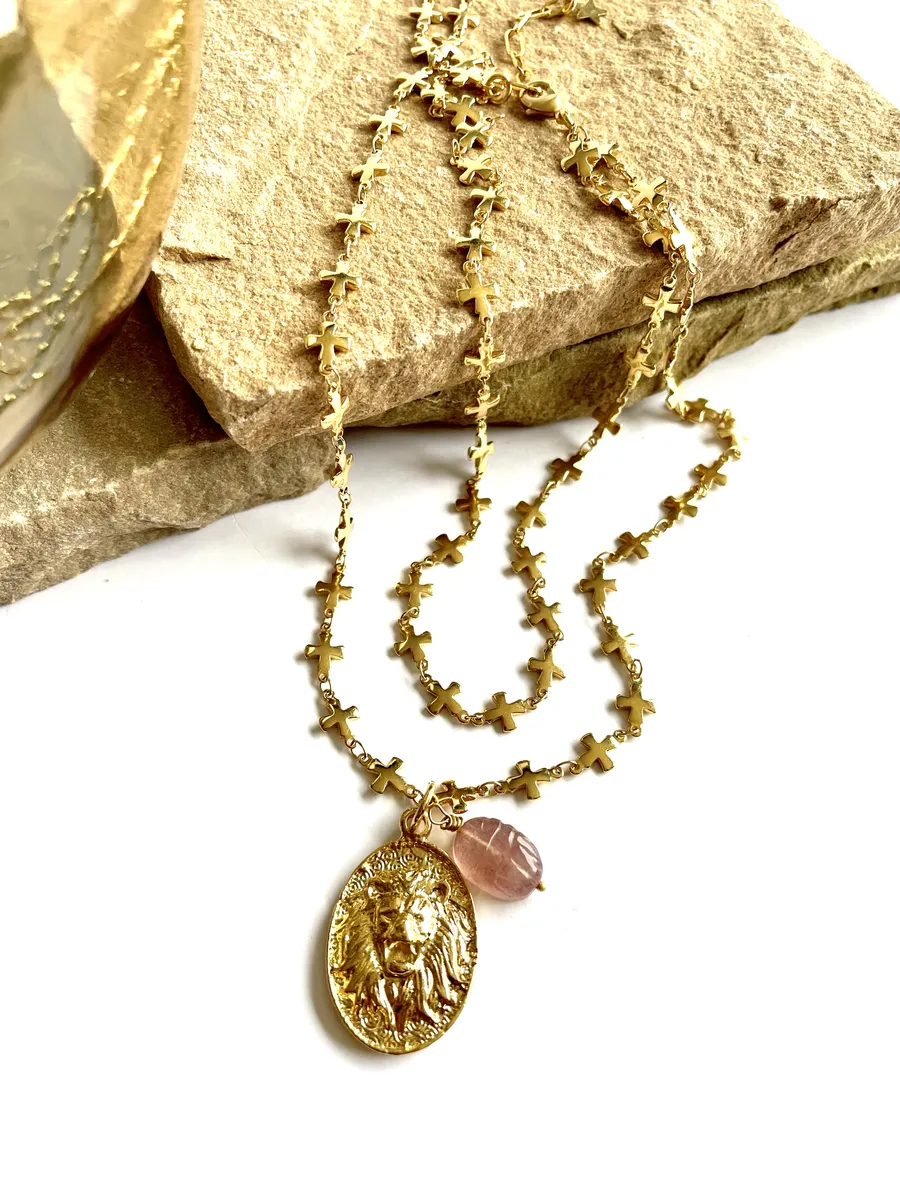 collier-double-aphrodite-scarabée-pierres-fines-paulettequincaillerie-bijoux-créateur_5 collier double Aphrodite scarabée est un collier double avec une chaine en croix et une grosse médaille tête de lion et un scarabée en pierre sculptée