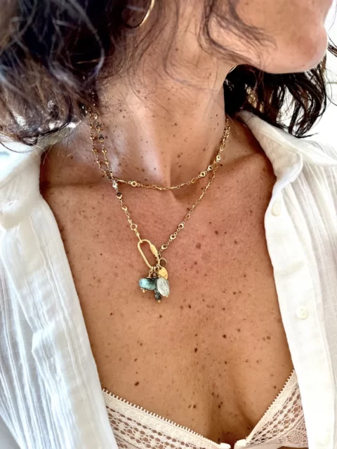 collier double moon est un collier en maille fine forme de pleine lune peut se porter en double tour de cou ou sautoir avec un fermoir mousqueton allongé et des breloques en pierres (aigue marine, tourmaline, turquoise et émeraude)