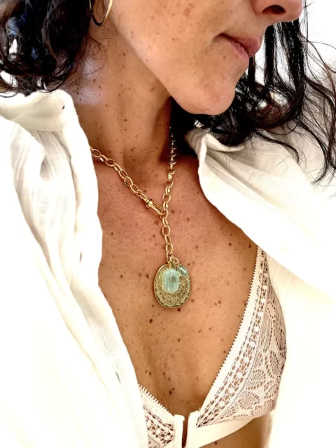collier semée scarabée amazonite est un collier en maille large ciselées dorée à l'or fin 24k avec un fermoir mousqueton pour régler la taille du collier et en faire un collier cravate. breloque médaille hiéroglyphe et scarabée amazonite