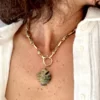 collier-falcon-labradorite-amulette-talismans-paulettequincaillerie-bijoux-createur-pierres-semi-précieuses-lithotherapie_160 collier falcon labradorite est un ras de cou en maille xl vintage avec un grand fermoir rond et un pendentif en labradorite sculptée en forme de faucon et coeur filigrane