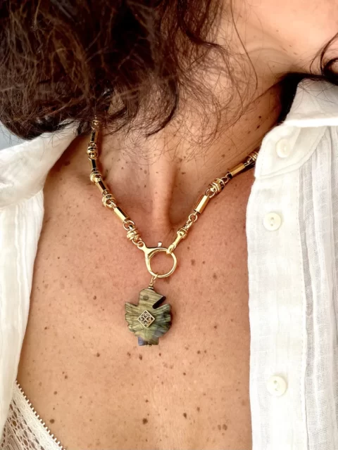 collier falcon labradorite est un ras de cou en maille xl vintage avec un grand fermoir rond et un pendentif en labradorite sculptée en forme de faucon et coeur filigrane
