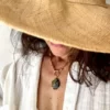 collier-falcon-labradorite-amulette-talismans-paulettequincaillerie-bijoux-createur-pierres-semi-précieuses-lithotherapie_164 collier falcon labradorite est un ras de cou en maille xl vintage avec un grand fermoir rond et un pendentif en labradorite sculptée en forme de faucon et coeur filigrane