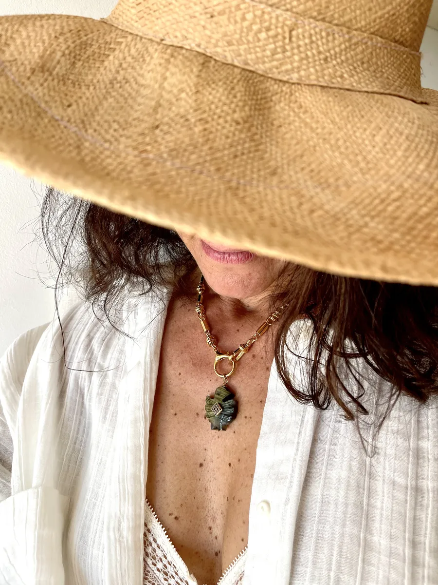 collier-falcon-labradorite-amulette-talismans-paulettequincaillerie-bijoux-createur-pierres-semi-précieuses-lithotherapie_164 collier falcon labradorite est un ras de cou en maille xl vintage avec un grand fermoir rond et un pendentif en labradorite sculptée en forme de faucon et coeur filigrane