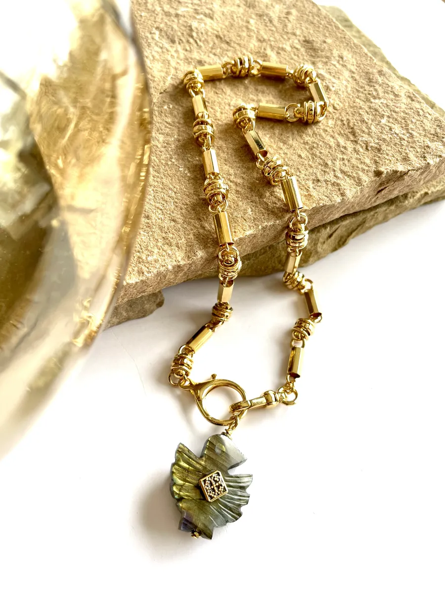 collier-faucon-falcon-labradorite-amazonite-bijoux-créateur-pierre-fines-talisman-paulettequincaillerie collier falcon labradorite est un ras de cou en maille xl vintage avec un grand fermoir rond et un pendentif en labradorite sculptée en forme de faucon et coeur filigrane