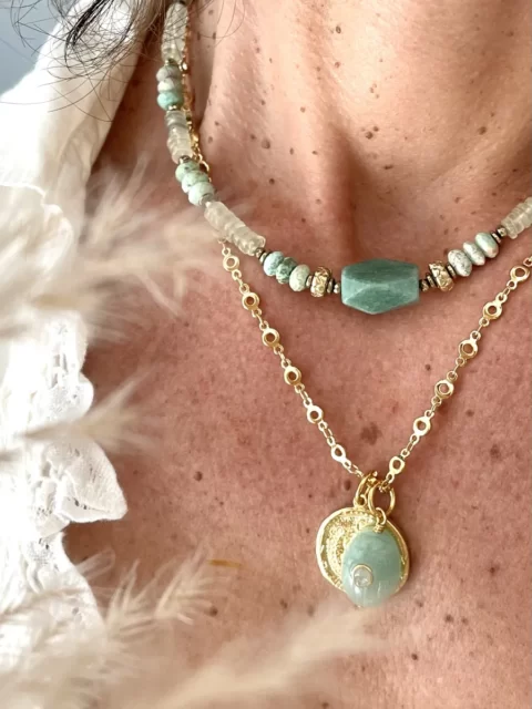 collier kalinga aventurine est un collier style surfeur puka chic vert en pierre de turquoise et phrenite et une grosse pierre centrale à facettes en aventurine