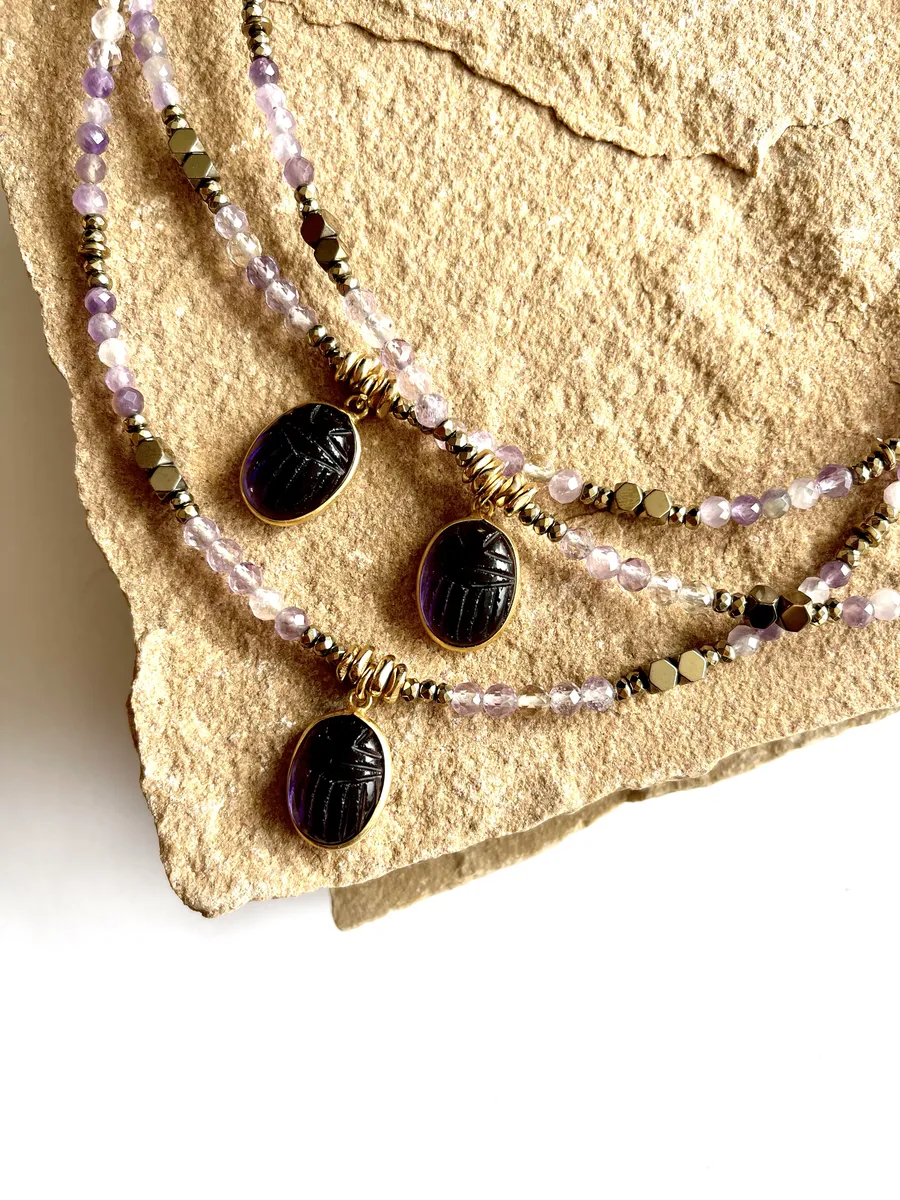 collier-khepri-amethyste-bijoux-créateur-pierre-fines-talisman-paulettequincaillerie-scarabée_2 collier khepri améthyste est un ras de cou tout en pierres naturelles d'améthyste avec en son centre un médaillon serti plaqué or en améthyste et forme de scarabée