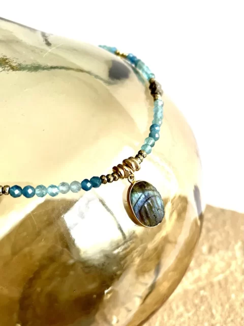 collier khepri apatite et labradorite est un ras de cou tout en apatite avec un médaillon serti en labradorite sculpté en scarabée