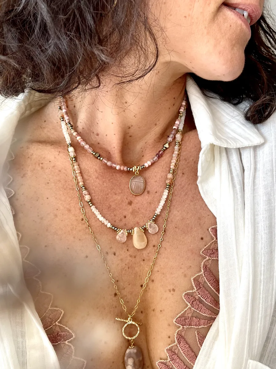 collier-khepri-quartz-fraise-kuan-yin-sautoir-toggle-agate-sakura-amulette-talismans-paulettequincaillerie-bijoux-createur-pierres-semi-précieuses-lithotherapie_37 collier khepri quartz fraise est un ras de cou en miettes fines de quartz fraise et rhodochrosite et un pendentif scarabée en pierre de lune pêche