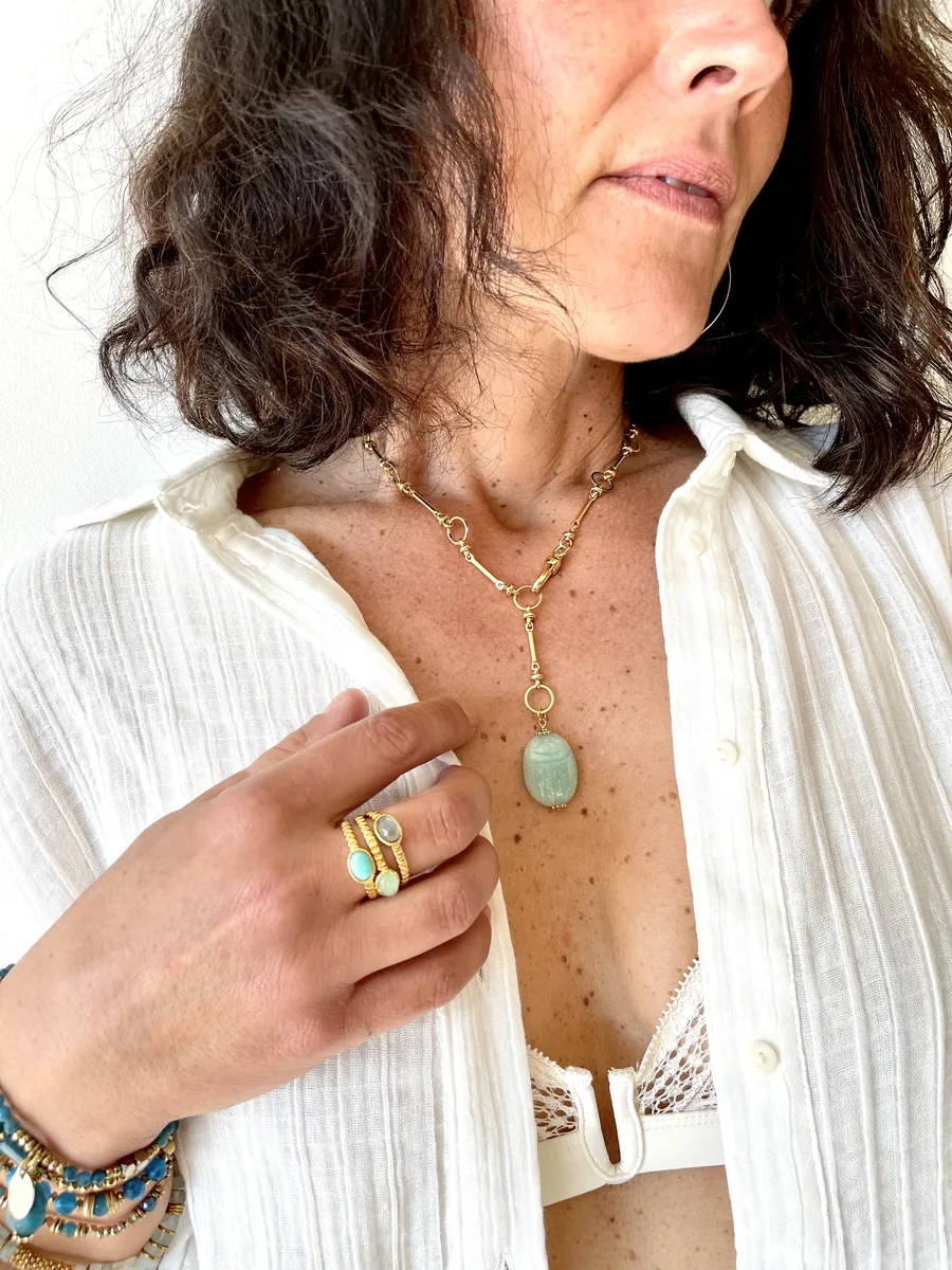 collier-mamounia-scarabée-amazonite-amulette-talismans-paulettequincaillerie-bijoux-createur-pierres-semi-précieuses-lithotherapie_112 collier mamounia scarabée amazonite est un collier en maille vintage et pendentif en pierre d'amazonite sculpté en scarabée
