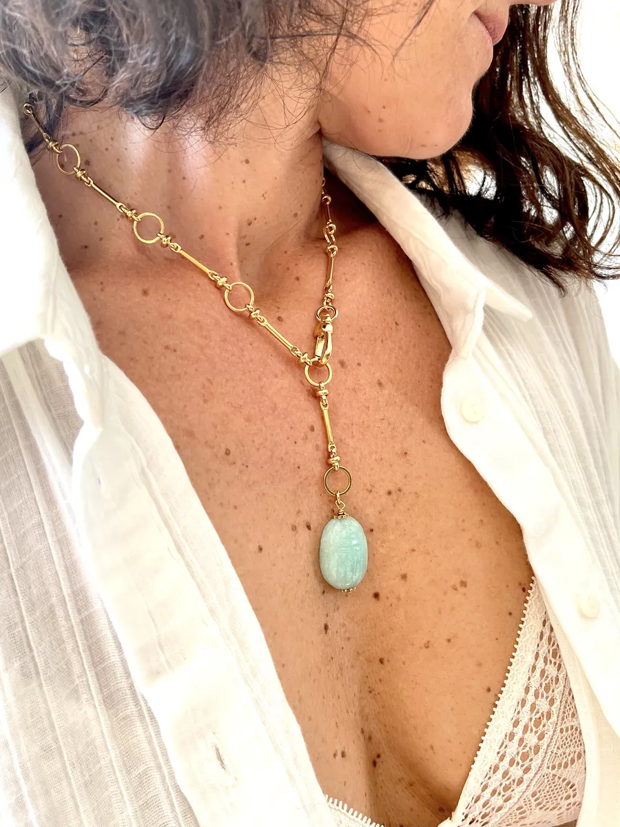 collier-mamounia-scarabée-amazonite-amulette-talismans-paulettequincaillerie-bijoux-createur-pierres-semi-précieuses-lithotherapie_117 collier mamounia scarabée amazonite est un collier en maille vintage et pendentif en pierre d'amazonite sculpté en scarabée