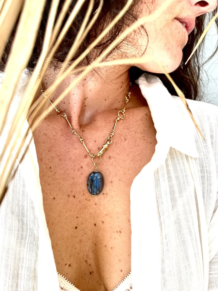collier-mamounia-scarabée-labradorite-amulette-talismans-paulettequincaillerie-bijoux-createur-pierres-semi-précieuses-lithotherapie_194 collier ammonia scarabée labradorite
