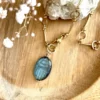 collier-mamounia-scarabée-labradorite-paulettequincaillerie-bijoux-créateur-lithotherapie collier mamounia est un collier en maille vintage avec un pendentif en pierre de labradorite sculptée en forme de scarabée