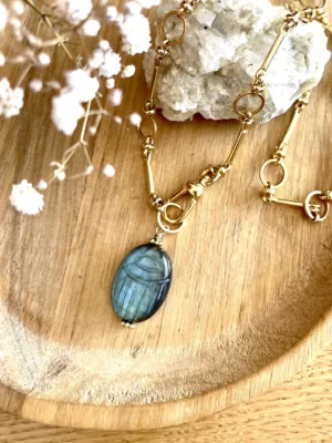 collier mamounia est un collier en maille vintage avec un pendentif en pierre de labradorite sculptée en forme de scarabée