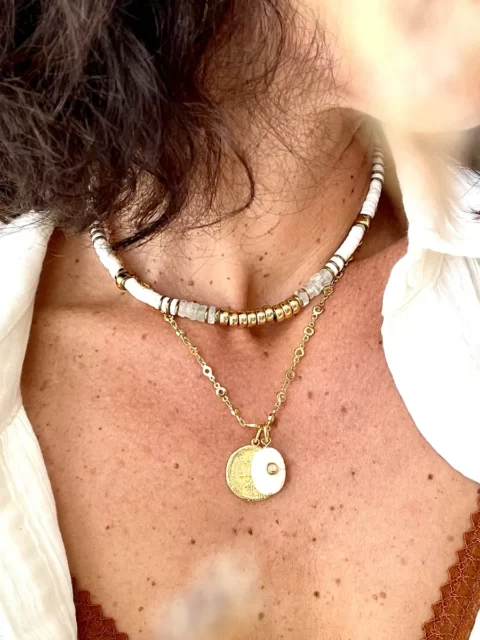 colier nymphe aigue marine est un collier puka style surfeur chic en coquillages blanc et perles heishi aigue marine à facettes et cartouche de perles centrales or