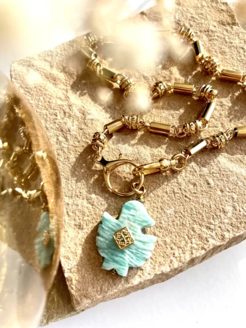 collier falcon amazonite est un collier ras de cou en maille xl vintage et un gros fermoir rond avec un pendentif sculpté en pierre d'amazonite en forme de faucon et un coeur en filigrane
