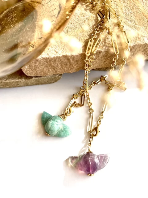 collier raaja est un ras de cou sur chaine vintage plaqué or et un pendentif en forme de scarabée ailé sculpté en pierre.