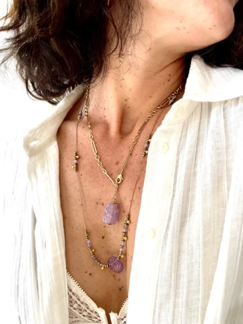 sautoir bola amethyste rectangle es tun collier avec fermoir réglable sur plusieurs positions (sautoir cravate ou sautoir classique) avec un gros médaillon rectangle a facette en améthyste