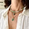 collier-sautoir-bracelet-multitours-paulettequincaillerie-bijoux-createur-pierres-semi-précieuses-fines-lithotherapie-talisman-amulette_312 collier Varuna chrysoprase est un collier de type puka surfeur pierres heishi en chrysoprase, phrenite et pierre de lune