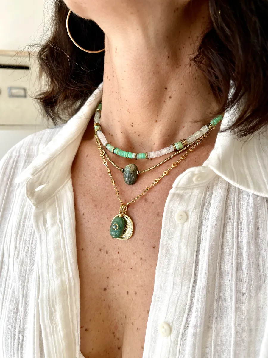 collier-sautoir-bracelet-multitours-paulettequincaillerie-bijoux-createur-pierres-semi-précieuses-fines-lithotherapie-talisman-amulette_312 collier Varuna chrysoprase est un collier de type puka surfeur pierres heishi en chrysoprase, phrenite et pierre de lune