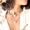 collier-kuaan-yin-chrysoprase-multitours-paulettequincaillerie-bijoux-createur-pierres-semi-précieuses-fines-lithotherapie-talisman-amulette_315 collier kuan yin chrysoprase et phrénite est un collier mi long tout en pierres vertes et blanc avec une goutte centrale en chrysoprase