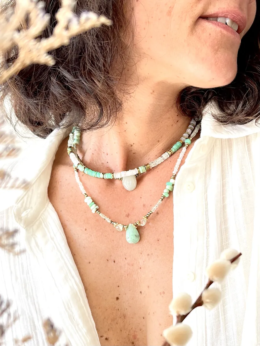 collier-kuaan-yin-chrysoprase-multitours-paulettequincaillerie-bijoux-createur-pierres-semi-précieuses-fines-lithotherapie-talisman-amulette_315 collier kuan yin chrysoprase et phrénite est un collier mi long tout en pierres vertes et blanc avec une goutte centrale en chrysoprase