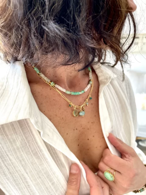 collier Varuna chrysoprase est un collier ras de cou style surfeur puka en chrysoprase, phrenite et pierre de lune