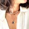 collier-nymphe-aigue-marine-bleu-multitours-paulettequincaillerie-bijoux-createur-pierres-semi-précieuses-fines-lithotherapie-talisman-amulette_337 collier nymphe aigue marine bleu est un collier ras e cou style surfeur puka chic avec des perles heishi en coquillage et une cartouche centrale en aigue marine et perles plaqué or