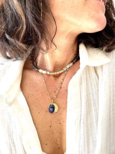 collier nymphe aigue marine bleu est un collier ras e cou style surfeur puka chic avec des perles heishi en coquillage et une cartouche centrale en aigue marine et perles plaqué or