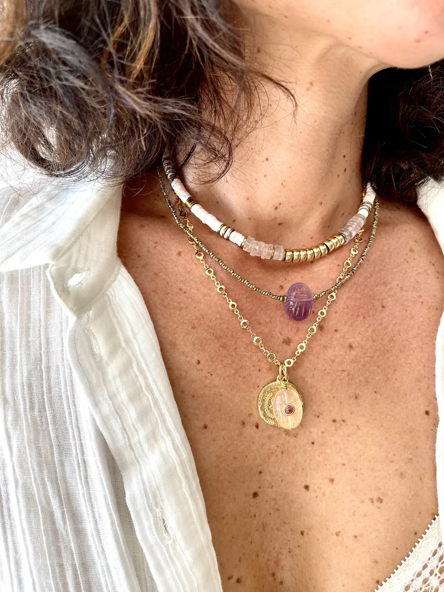 collier-nymphe-quartz-rose-multitours-paulettequincaillerie-bijoux-createur-pierres-semi-précieuses-fines-lithotherapie-talisman-amulette_338 collier nymphe est un collier puka surfeur chic en pierre de quartz rose, coquillages nude et cartouche centrale en plaqué or