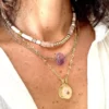 collier-nymphe-quartz-rose-multitours-paulettequincaillerie-bijoux-createur-pierres-semi-précieuses-fines-lithotherapie-talisman-amulette_345 collier nymphe est un collier puka surfeur chic en pierre de quartz rose, coquillages nude et cartouche centrale en plaqué or
