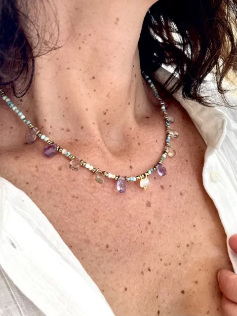 collier shiva ametrine / turquoise est un collier ras de cou tut en pierres fines de turquoise parsemé de gouttes sculptées en Amétrine avec un médaillon serti en pierre de lune centrale