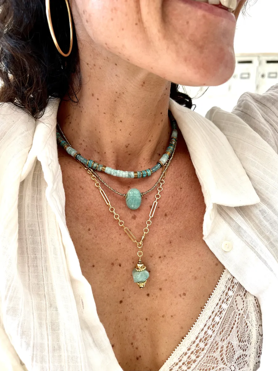 collier-varuna-apatite-amazonite-multitours-paulettequincaillerie-bijoux-createur-pierres-semi-précieuses-fines-lithotherapie-talisman-amulette_360 collier Varuna apatite amazonite est un collier ras de cou puka style surfeur en perles heishi pierres fines d'apatite et d'amazonite bleu lagon