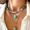 collier-varuna-apatite-amazonite-multitours-paulettequincaillerie-bijoux-createur-pierres-semi-précieuses-fines-lithotherapie-talisman-amulette_361 collier Varuna apatite amazonite est un collier ras de cou puka style surfeur en perles heishi pierres fines d'apatite et d'amazonite bleu lagon