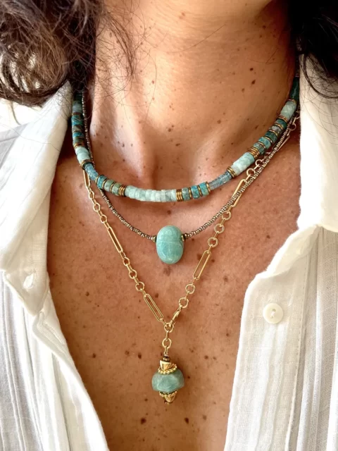 collier Varuna apatite amazonite est un collier ras de cou puka style surfeur en perles heishi pierres fines d'apatite et d'amazonite bleu lagon