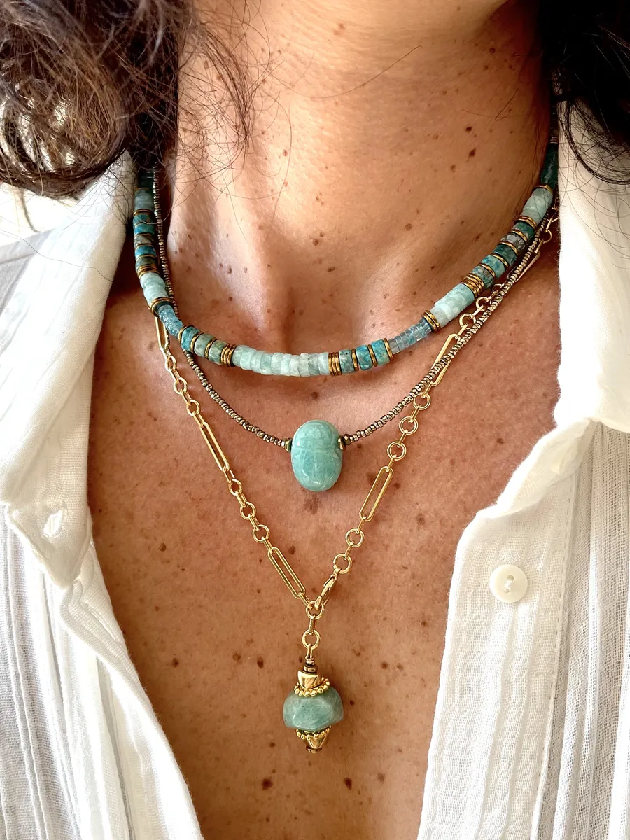 collier-varuna-apatite-amazonite-multitours-paulettequincaillerie-bijoux-createur-pierres-semi-précieuses-fines-lithotherapie-talisman-amulette_361 collier Varuna apatite amazonite est un collier ras de cou puka style surfeur en perles heishi pierres fines d'apatite et d'amazonite bleu lagon