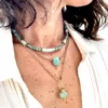 collier-varuna-apatite-amazonite-multitours-paulettequincaillerie-bijoux-createur-pierres-semi-précieuses-fines-lithotherapie-talisman-amulette_363 collier Varuna apatite amazonite est un collier ras de cou puka style surfeur en perles heishi pierres fines d'apatite et d'amazonite bleu lagon