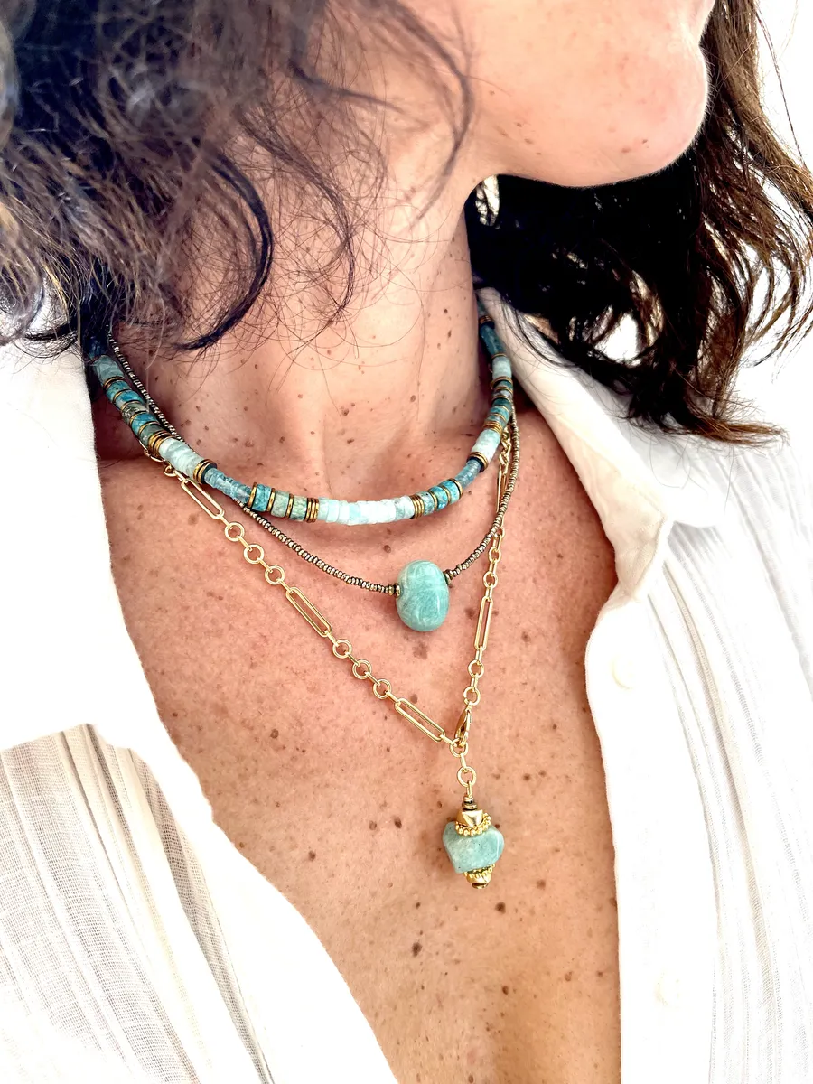 collier-varuna-apatite-amazonite-multitours-paulettequincaillerie-bijoux-createur-pierres-semi-précieuses-fines-lithotherapie-talisman-amulette_363 collier Varuna apatite amazonite est un collier ras de cou puka style surfeur en perles heishi pierres fines d'apatite et d'amazonite bleu lagon