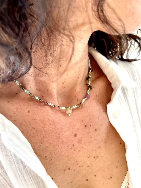 collier shiva ametrine / turquoise est un collier ras de cou tut en pierres fines de turquoise parsemé de gouttes sculptées en Amétrine avec un médaillon serti en pierre de lune centrale